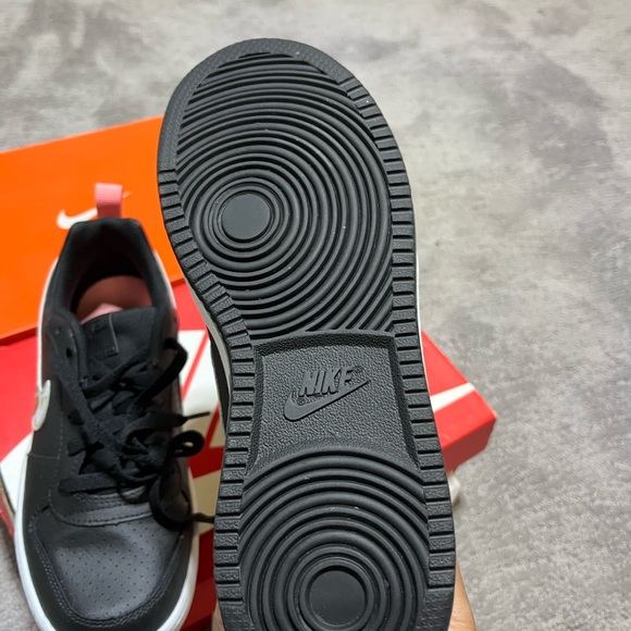 New nike shoe court borough low cut - Picture 2 of 4